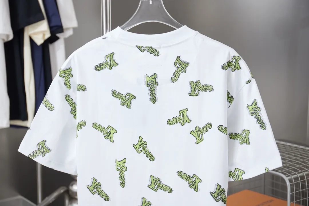 🅿️190 1V 25SS early spring new model Digitally printed letter short sleeves Light luxury essential item for daily commuting for men and women Correct version Welcome to compare Detailed features · 320g 100% pure cotton double yarn jersey fabric · Special thickened 32 pieces of double-strand 1X1 thread in the same cylinder custom dyeing · Positioned digital green LV letter logo printing · Double needle stitching and cross-stitching technology · Original main mark, washed tag, brand moisture-proof paper packaging Color: black/white/green Size: S/M/L/XL